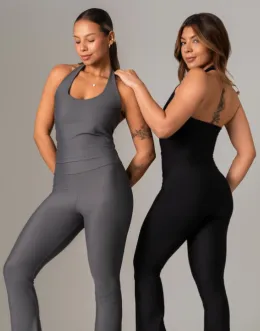 Modelos utilizando Macacões feitos em suplex poliamida, na cor preta e chumbo