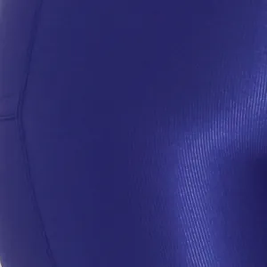 Tecido aveludado de compressão visto de perto, na cor azul night blue
