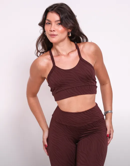 Modelo utilizando o conjunto de legging clássica com top Ranny, no tecido Jacquard Zebra em cor marrom café